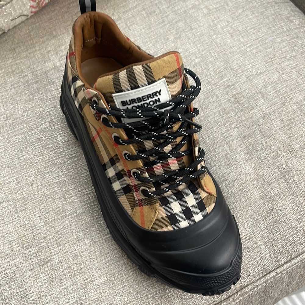 Burberry size 9